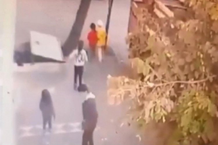 İstanbul Sultangazi'de, sokakta oynayan kız &ccedil;ocuğuna taciz kamerada