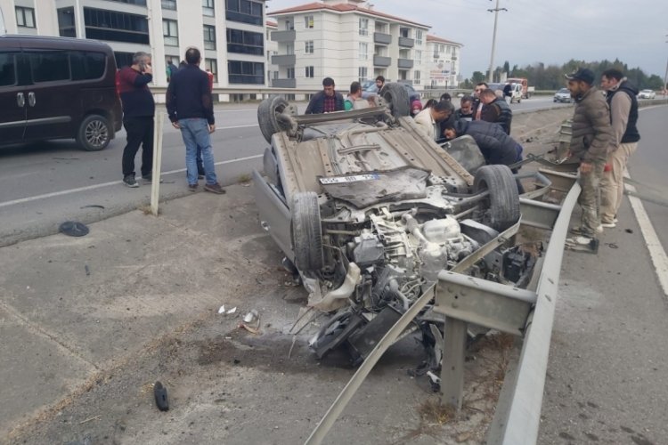Direksiyon hakimiyetini kaybeden s&uuml;r&uuml;c&uuml; bariyerlere &ccedil;arparak durabildi