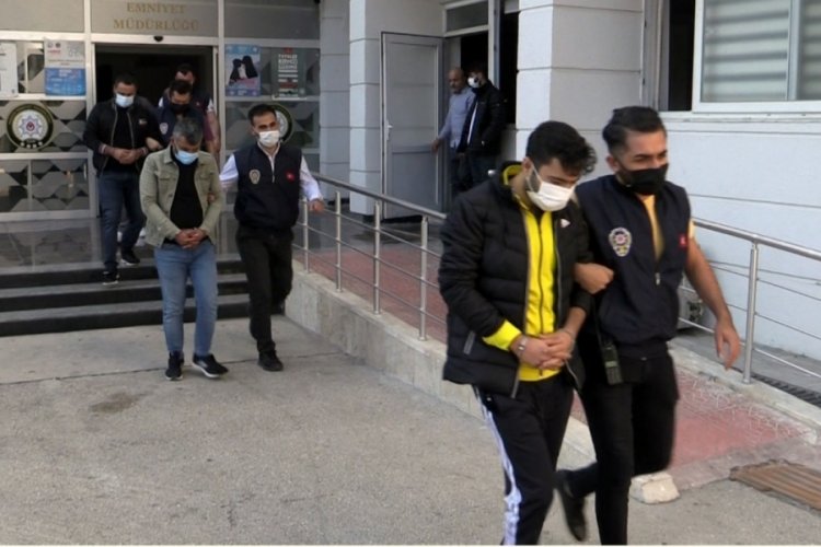 Mersin'de 'Kamu g&ouml;revlisiyim' diyerek dolandıran 12 ş&uuml;pheli yakalandı