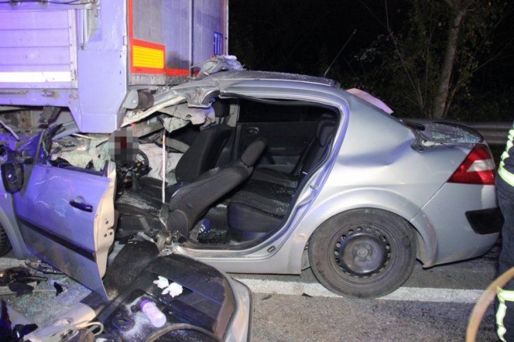 Tırın dorsesine &ccedil;arpan otomobil metrelerce s&uuml;r&uuml;klendi