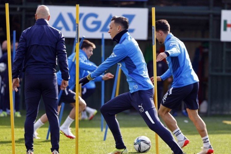 Fenerbah&ccedil;e hazırlıklarını s&uuml;rd&uuml;rd&uuml;