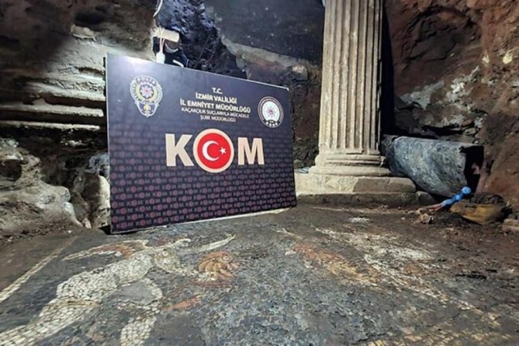 İzmir'de yapılan kazada Roma d&ouml;nemine ait mozaik bulundu