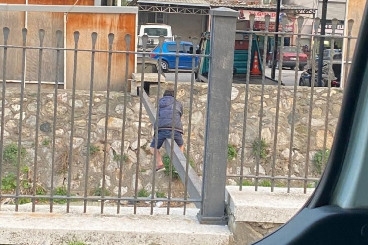Bursa'da &ccedil;ocuğun tehlikeli oyunu kameraya yansıdı