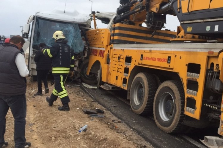 Kocaeli'de vin&ccedil; ile midib&uuml;s &ccedil;arpıştı: 2 yaralı