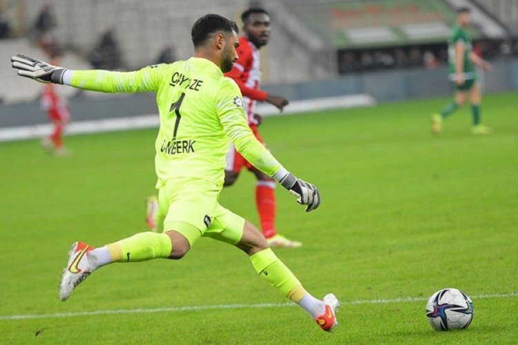 Bursaspor, Canberk ile s&ouml;zleşme uzattı