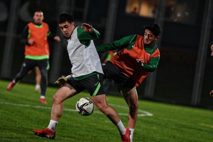 Bursaspor 4 eksikle İstanbulspor ma&ccedil;ı hazırlıklarını s&uuml;rd&uuml;rd&uuml;