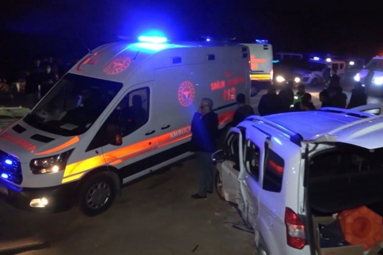 Kırıkkale'de sivil polis aracı ile otomobil &ccedil;arpıştı: 2'si polis 3 yaralı
