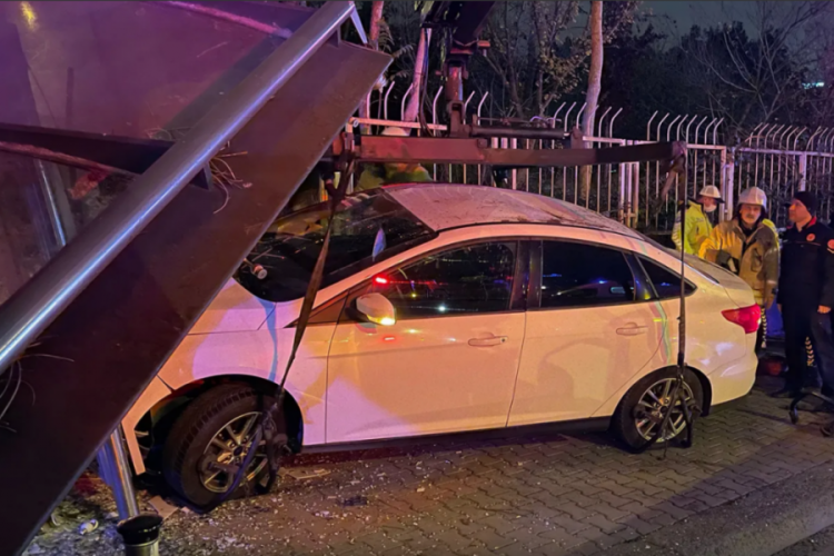 Otomobil otob&uuml;s durağına &ccedil;arptı, 1 kişi &ouml;ld&uuml;