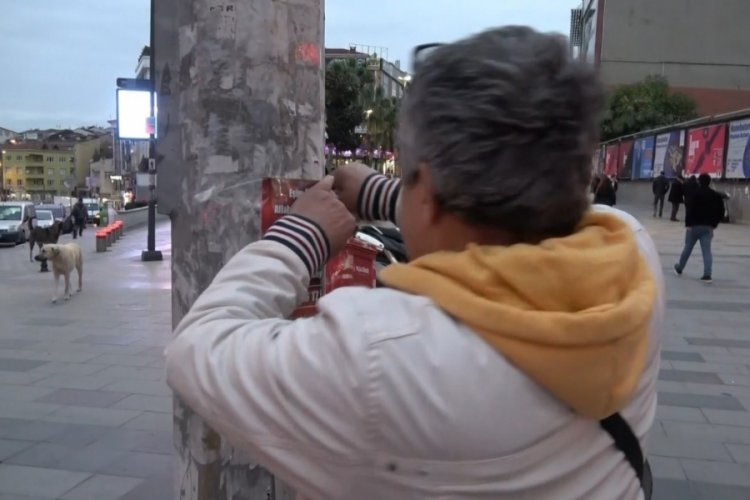 İstanbul Arnavutk&ouml;y'de hayalindeki eşi direklere afiş asarak arıyor