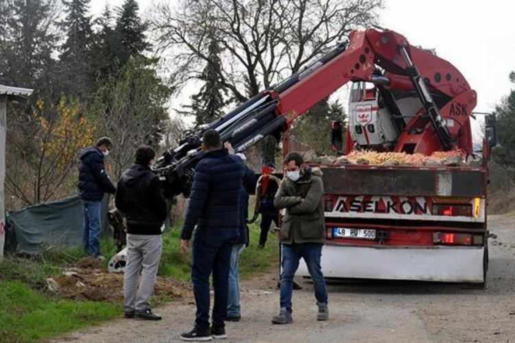 Direkleri yenileyen iş&ccedil;ilerin &uuml;zerine elektrik teli d&uuml;şt&uuml;