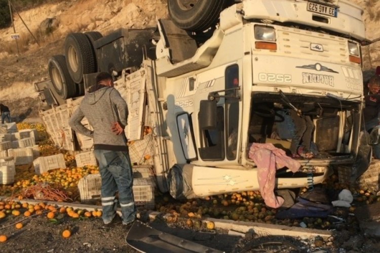 Kamyon otomobile &ccedil;arpıştı, narenciyeler yola savruldu