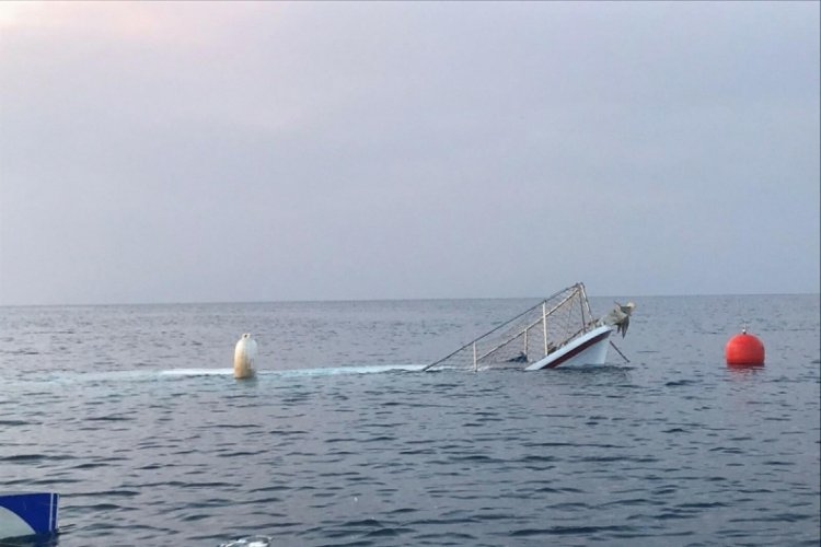 Bodrum Bitez Koyu a&ccedil;ıklarında demirli tekne battı