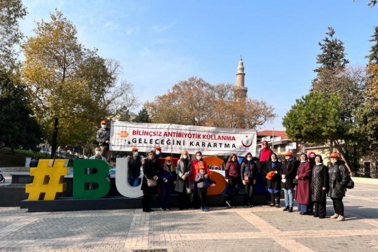 Turist otob&uuml;s&uuml; "akılcı antibiyotik kullanımı" i&ccedil;in Bursa sokaklarında gezdi