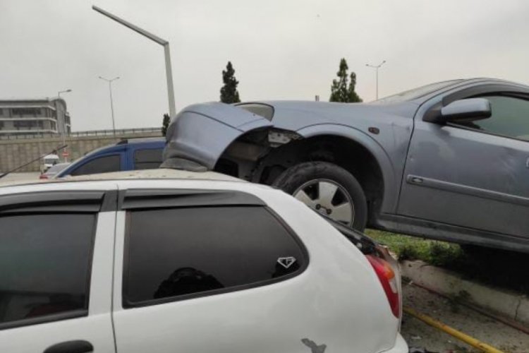 Bursa'da kazada savrulan otomobil, başka aracın &uuml;st&uuml;ne &ccedil;ıktı