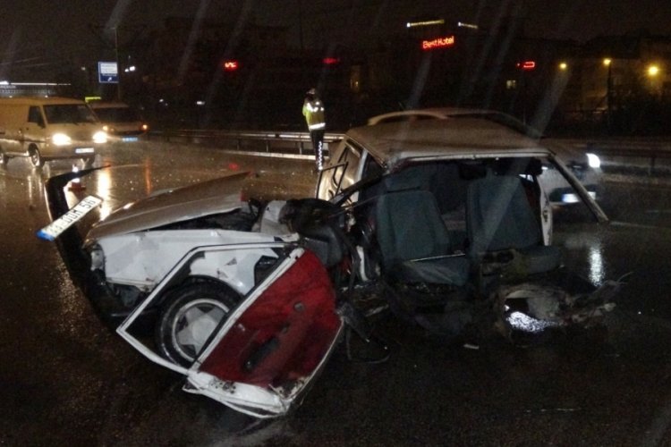 Bursa'da kamyonun &ccedil;arptığı otomobil ikiye ayrıldı