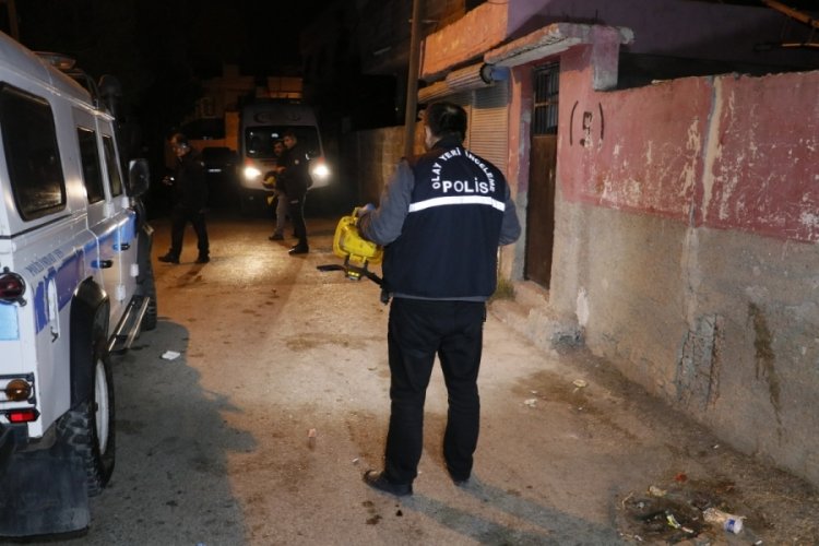 Evinin &ouml;n&uuml;nde silahlı saldırıya uğradı!