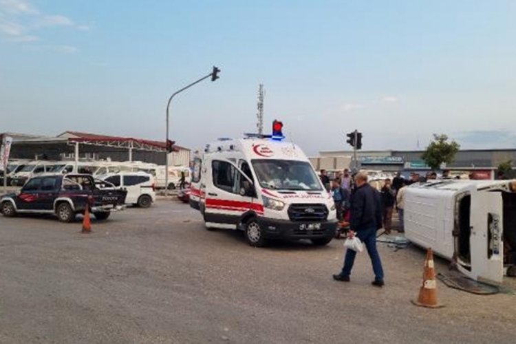 Kamyonet ile minib&uuml;s &ccedil;arpıştı: 10 yaralı