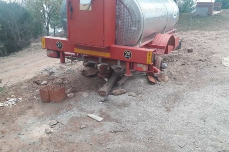 Yangın tankerinin lastiklerini &ccedil;aldılar