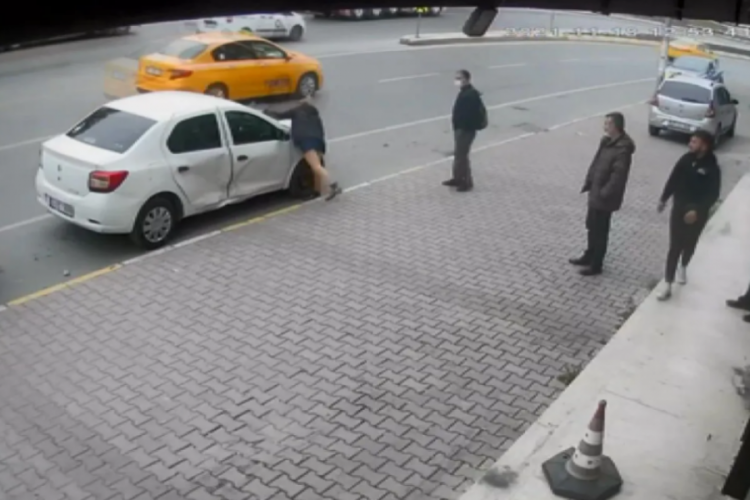 İstanbul'da eşi tarafından darp edilen kadın kocasının arabasını par&ccedil;aladı