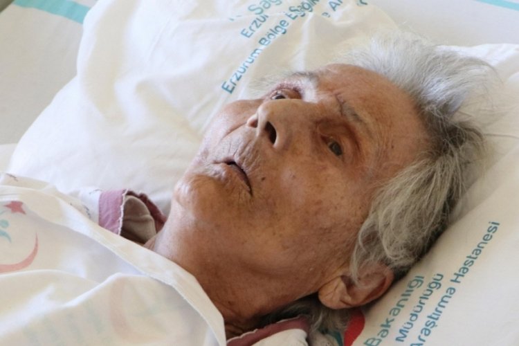Erzurum'da 90 yaşındaki Neriman, koronavir&uuml;s&uuml; yendi