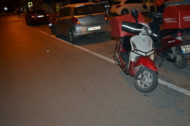 Antalya'da motosiklet &ouml;nce ref&uuml;je ardından park halindeki otomobile &ccedil;arptı