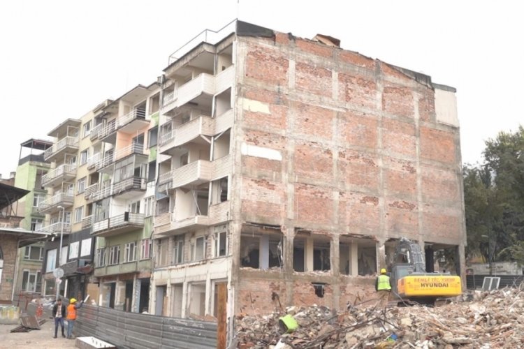 Bursa'da &Ccedil;arşıbaşı Projesi kapsamında bir bina daha yıkıldı