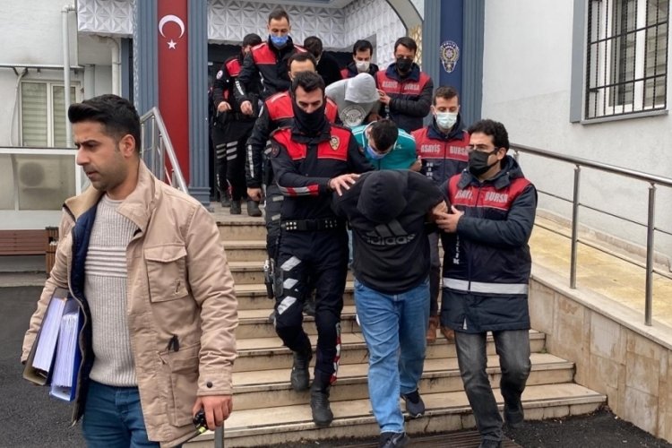 Bursa'da bebek kamerasına yakalanan silahlı hırsızlık &ccedil;etesi adliyeye sevk edildi