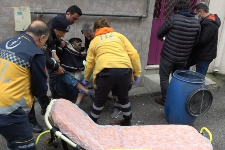 Bursa'da polise bı&ccedil;akla saldırdı, ayağından vurularak etkisiz hale getirildi