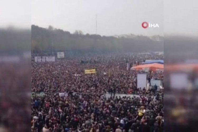 İranlılar Zayende Irmağı'nda h&uuml;k&uuml;meti protesto etti