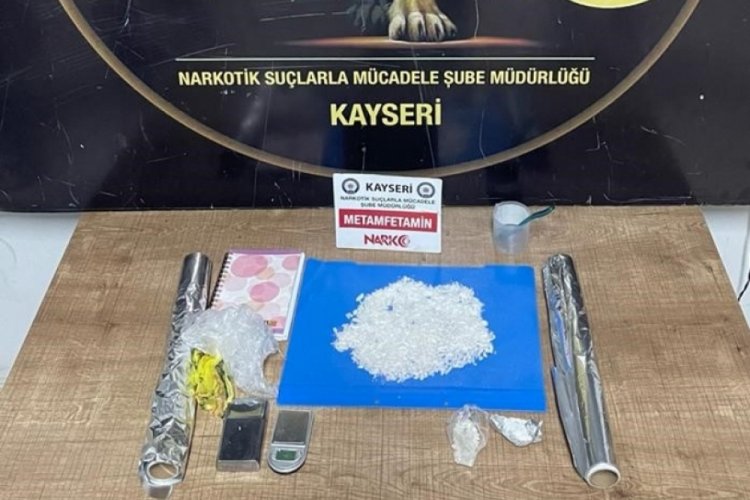 Kayseri'de uyuşturucu sattıkları otomobilde yakalandılar