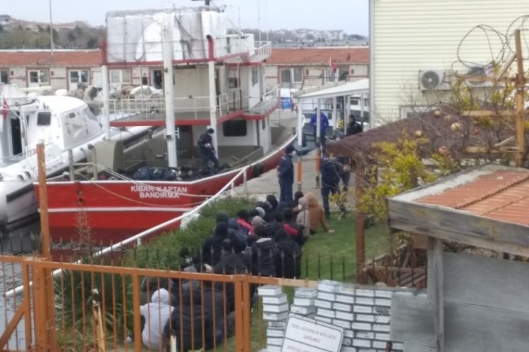195 g&ouml;&ccedil;meni teknede bırakıp denize saldılar