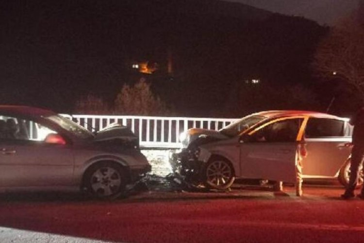 Adıyaman'da 2 otomobil &ccedil;arpıştı: 6 yaralı
