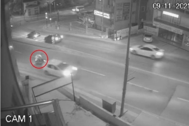 Bursa'da motokuryeye &ccedil;arptı, arkasına bakmadan gitti