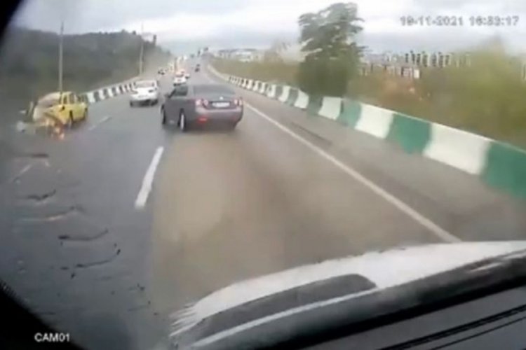 Bursa'da akılalmaz kaza! Yandan &ccedil;arptı