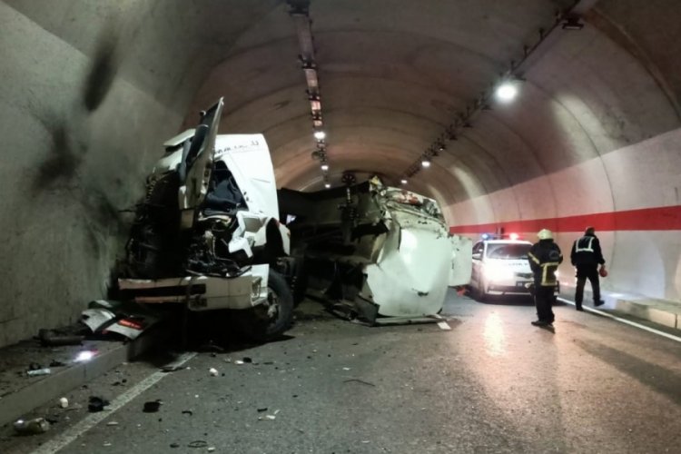 G&uuml;m&uuml;şhane'de akaryakıt tankeri t&uuml;nel duvarına &ccedil;arptı