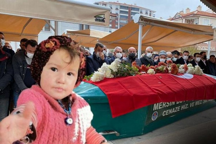 Tabutu &ccedil;i&ccedil;eklerle s&uuml;slenen M&uuml;sl&uuml;me toprağa verildi
