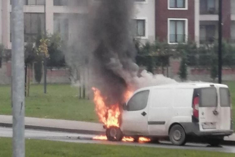 Park halindeki ara&ccedil; alev topuna d&ouml;nd&uuml;