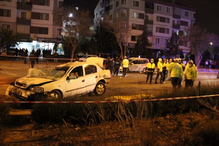 Konya'da yarış yaptığı iddia edilen ara&ccedil; ağaca &ccedil;arptı: 2 &ouml;l&uuml;, 1 yaralı
