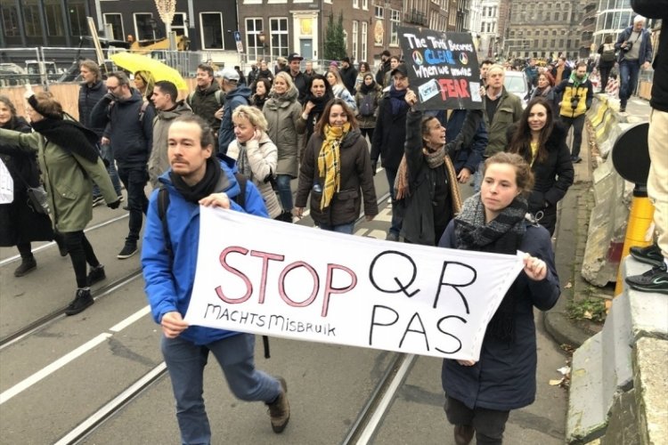 Hollanda'da kısıtlama protestolarında kan aktı