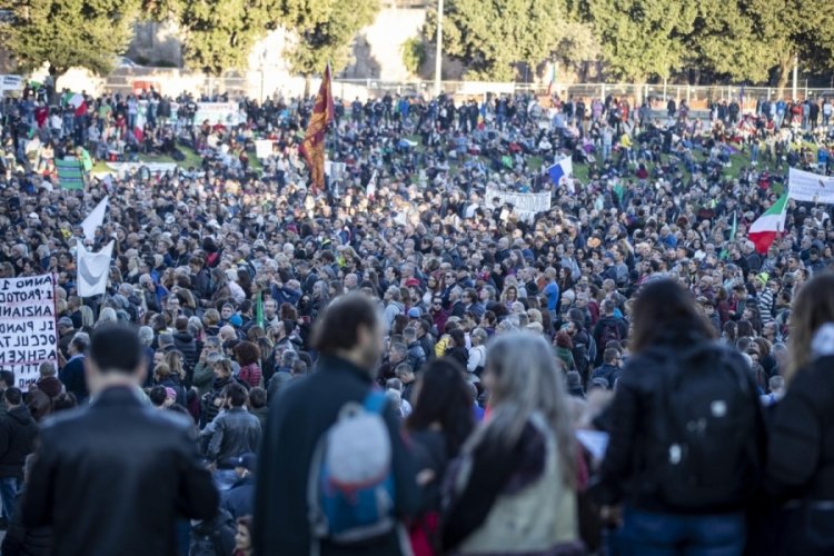İtalya'da Yeşil Ge&ccedil;iş sertifikasına protesto