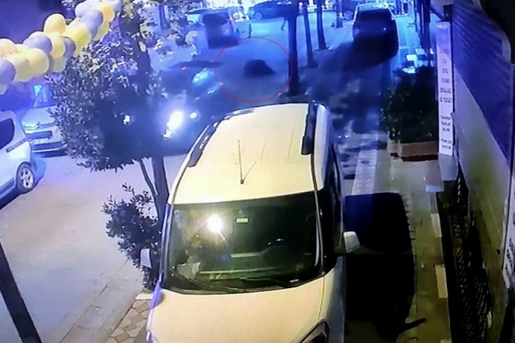 Aracın bagaj kısmı a&ccedil;ıldı, eşyaları yola d&ouml;k&uuml;ld&uuml;