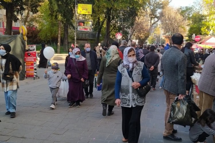 G&uuml;neşi g&ouml;ren Bursalılar &ccedil;arşıya akın etti