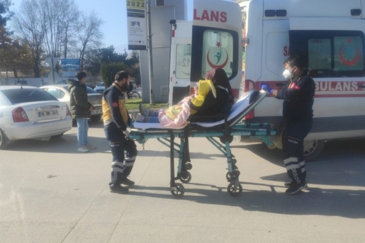 Bursa'da kaza yapan motosikletteki anne ve bebeği yaralandı