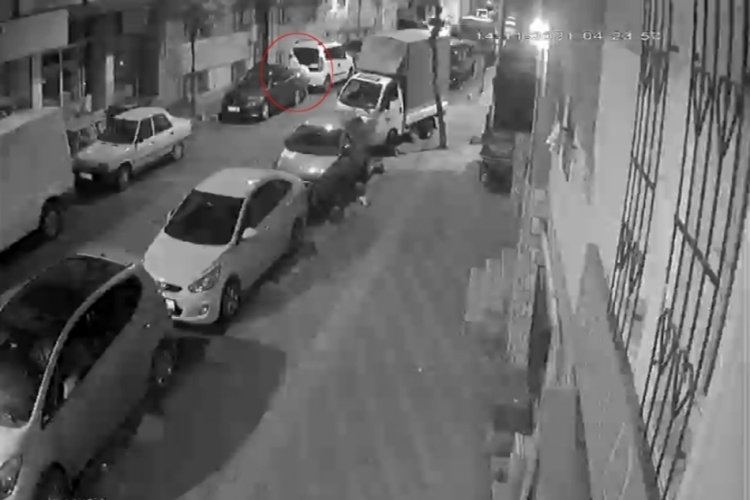 İstanbul'da &ccedil;alıntı plakalı ara&ccedil;la iki iş yerini soyan şahıslar yakalandı