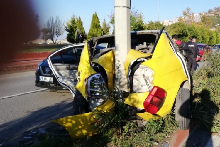 Zonguldak'ta ticari ara&ccedil; kazada kağıt gibi katlandı