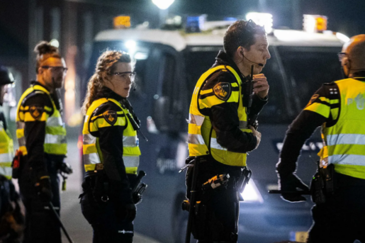 Hollanda'da koronavir&uuml;s &ccedil;atışması: 40 g&ouml;zaltı, 5 polis yaralı