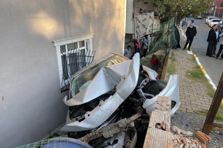 İstanbul'da babasının otomobilini ka&ccedil;ıran &ccedil;ocuk dehşet sa&ccedil;tı: 1 yaralı