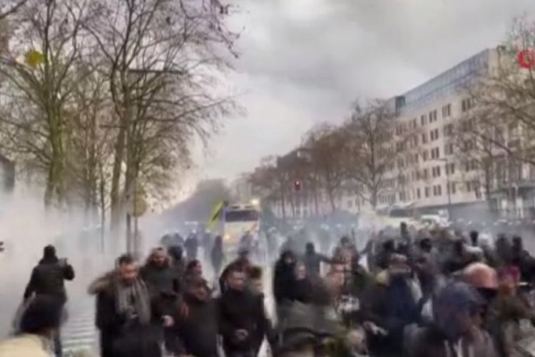 Br&uuml;ksel'de yaklaşık 35 bin kişi sıkılaştırılan koronavir&uuml;s tedbirlerini protesto etti