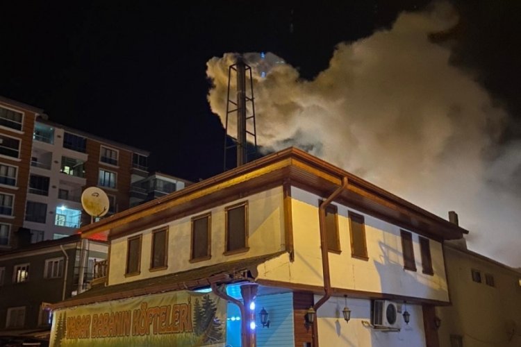 Başkentte bacada ve &ccedil;atı katında &ccedil;ıkan yangınlar korkuttu