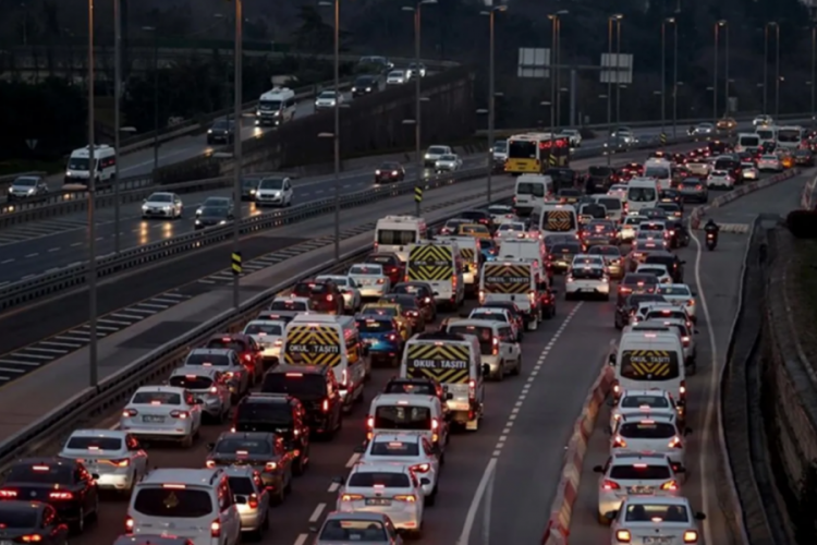 Okullar a&ccedil;ıldı, İstanbul'da trafik &ccedil;ilesi katlandı